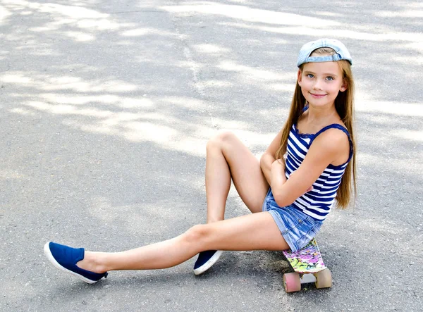 Adorável Feliz Sorridente Menina Criança Com Skate Livre Dia Verão — Fotografia de Stock