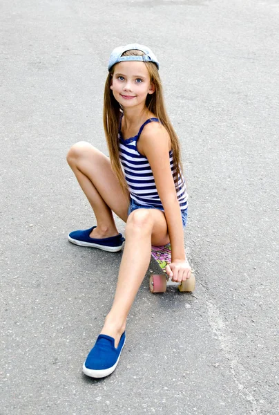 Adorável Feliz Sorridente Menina Criança Com Skate Livre Dia Verão — Fotografia de Stock