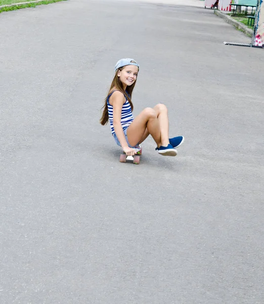 Rozkošný Šťastné Usmívající Dívka Děťátko Skateboard Venku Letním Dni — Stock fotografie