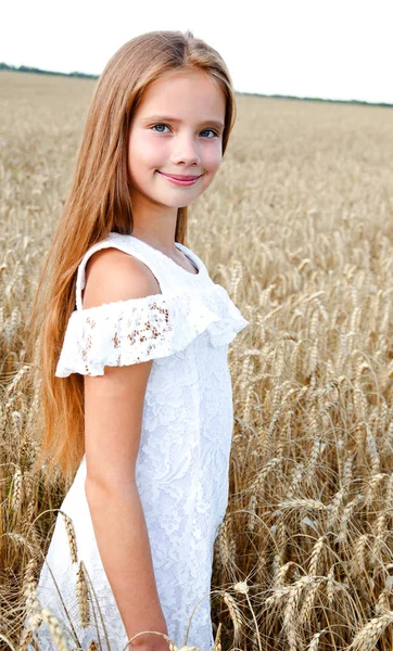 Lächelnd Niedliches Kleines Mädchen Auf Einem Weizenfeld Freien — Stockfoto