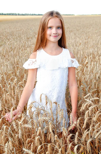 Schattig Klein Meisje Kind Gebied Van Tarwe Buiten Glimlachen — Stockfoto
