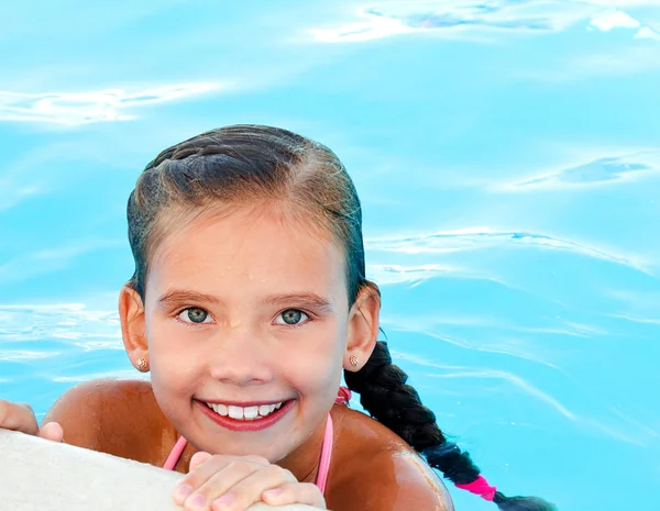 Lindo Sonriente Niña Feliz Niño Piscina Día Verano — Foto de Stock