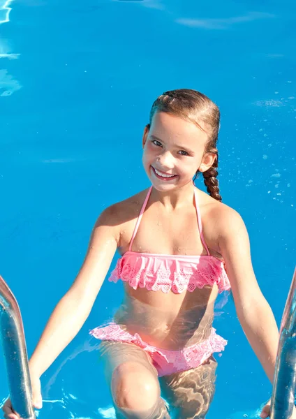 Schattige Lachende Gelukkig Klein Meisje Kind Zwembad Zomerdag — Stockfoto