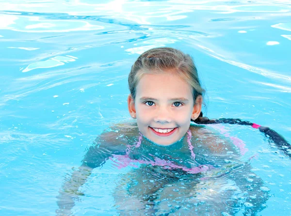 Mignon Sourire Heureuse Petite Fille Enfant Dans Piscine Journée Été — Photo