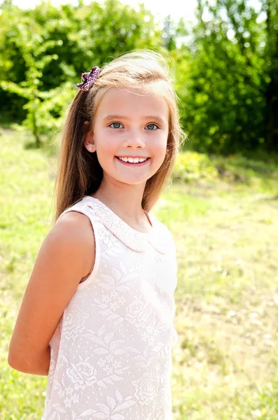 Portret Van Schattige Lachende Klein Meisje Kind Buiten Zomerdag — Stockfoto