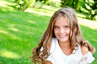 Sevimli gülümseyen küçük kız çocuk açık havada yaz günü portresi