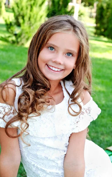 Portrét Rozkošný Usmívající Dívka Děťátko Venku Letním Dni — Stock fotografie
