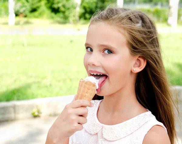 Симпатичная Счастливая Улыбающаяся Маленькая Девочка Ест Мороженое Открытом Воздухе Летний — стоковое фото