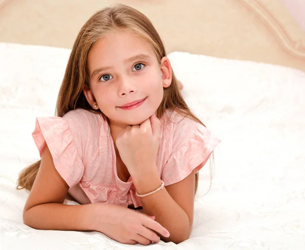 Adorabile Sorridente Bambina Sta Riposando Letto Casa — Foto Stock