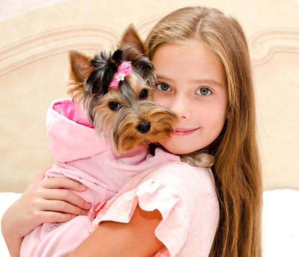 Adorable Petite Fille Souriante Tenant Jouant Avec Chiot Yorkshire Terrier — Photo