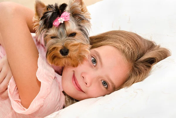 Adorable Petite Fille Souriante Tenant Jouant Avec Chiot Yorkshire Terrier — Photo