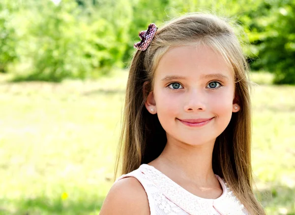 Aranyos Mosolygós Lány Kisgyermek Szabadban Nyári Napon Portréja — Stock Fotó