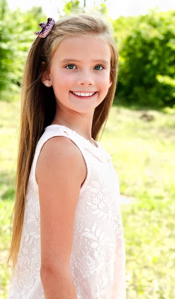 Porträt Eines Entzückend Lächelnden Kleinen Mädchens Freien Einem Sommertag — Stockfoto