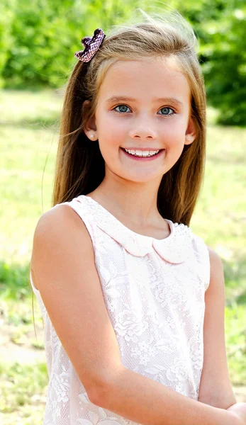 Portrét Rozkošný Usmívající Dívka Děťátko Venku Letním Dni — Stock fotografie