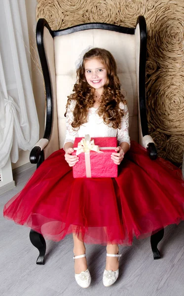 Rozkošný Usměvavá Holčička Šaty Princezny Drží Krabičky Vánoční Době Narozeniny — Stock fotografie