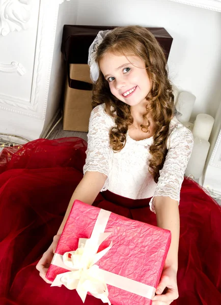 Adorabile Sorridente Bambina Abito Principessa Possesso Scatola Regalo Nel Periodo — Foto Stock