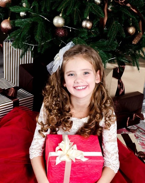 Adorable Niña Sonriente Feliz Vestido Princesa Con Caja Regalo Cerca — Foto de Stock