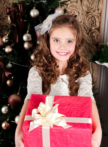 Adorabile Felice Sorridente Bambina Abito Principessa Con Scatola Regalo Vicino — Foto Stock