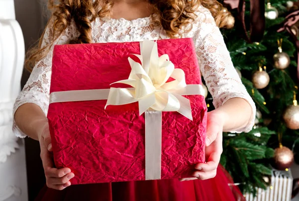 Joyeux Petite Fille Avec Boîte Cadeau Près Sapin Dans Temps — Photo