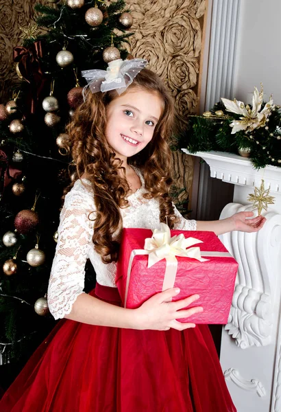 Adorabile Felice Sorridente Bambina Abito Principessa Con Scatola Regalo Vicino — Foto Stock