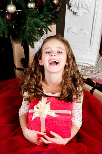 Adorável Feliz Sorrindo Menina Criança Vestido Princesa Com Caixa Presente — Fotografia de Stock