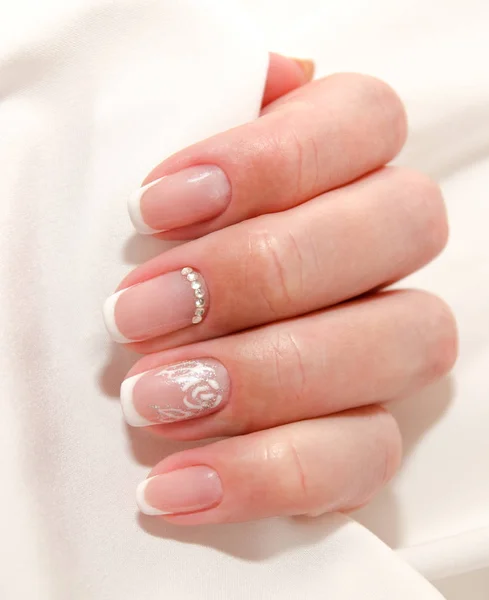 Unhas Mulher Com Belo Francês Manicure Design Moda Com Pedras — Fotografia de Stock