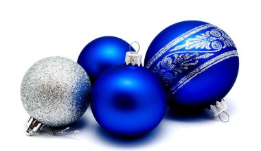 Beyaz bir arka plan üzerinde izole Noel dekorasyon mavi ve gümüş toplar 