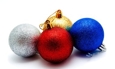 Beyaz bir arka plan üzerinde izole Noel dekorasyon altın gümüş kırmızı ve mavi topları 