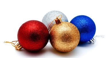 Beyaz bir arka plan üzerinde izole Noel dekorasyon altın gümüş kırmızı ve mavi topları 