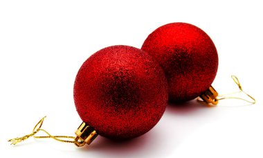 Noel dekorasyon kırmızı topları beyaz bir arka plan üzerinde izole 