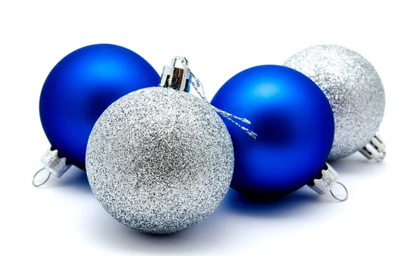 Decoratie Blauwe Zilveren Kerstballen Geïsoleerd Een Witte Achtergrond — Stockfoto