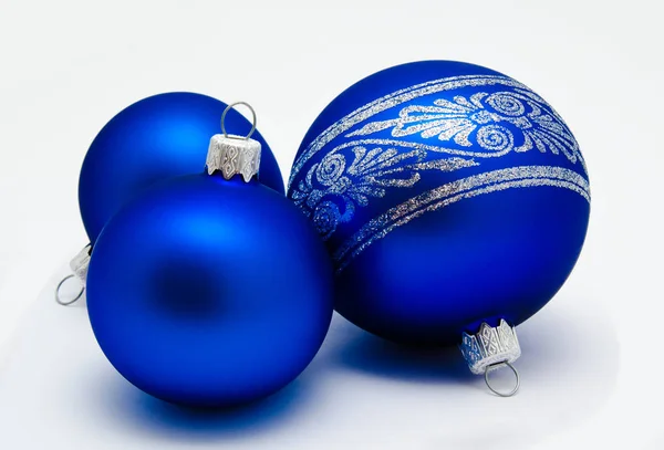 Χριστούγεννα Διακόσμηση Μπλε Και Ασημί Μπάλες Που Απομονώνονται Λευκό Φόντο — Φωτογραφία Αρχείου