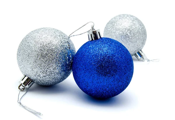 白い背景に分離したクリスマス デコレーション ブルーとシルバー ボール — ストック写真