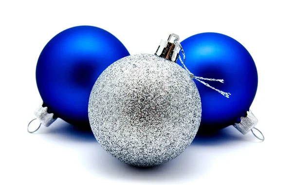 Рождественские Украшения Голубые Серебряные Шарики Изолированы Белом Фоне — стоковое фото