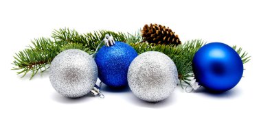 Çam kozalakları ve beyaz bir arka plan üzerinde izole köknar ağacı dalları ile Noel dekorasyon mavi ve gümüş toplar 