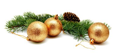 Çam kozalakları ve beyaz bir arka plan üzerinde izole köknar ağacı dalları ile Noel dekorasyon altın sarı topları 