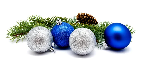 圣诞装饰蓝色和银色球与冷杉球果和冷杉的树枝在白色背景上孤立 — 图库照片