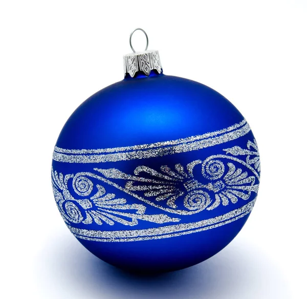 Kerst Decoratie Blauwe Bal Geïsoleerd Een Witte Achtergrond — Stockfoto