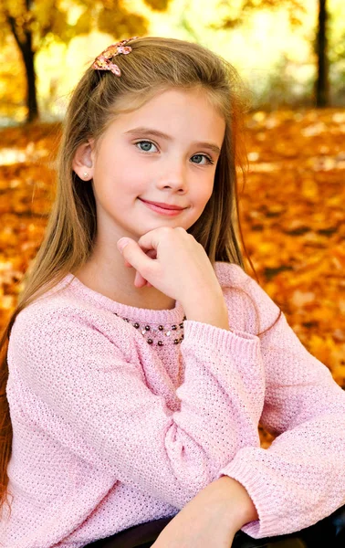 Podzimní Portrét Rozkošný Usmívající Dívka Děťátko Listy Venku — Stock fotografie