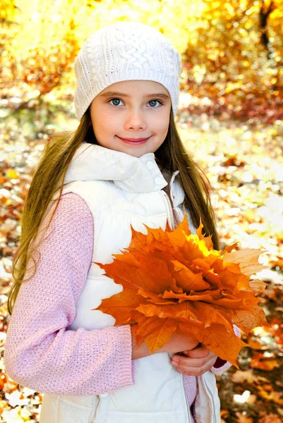 秋屋外の葉と愛らしい笑みを浮かべて小さな女の子子供肖像画 — ストック写真