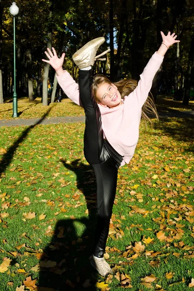 Φθινόπωρο Πορτρέτο Του Αξιολάτρευτο Ευτυχισμένη Jumping Μικρό Κορίτσι Παιδί Εξωτερικούς — Φωτογραφία Αρχείου