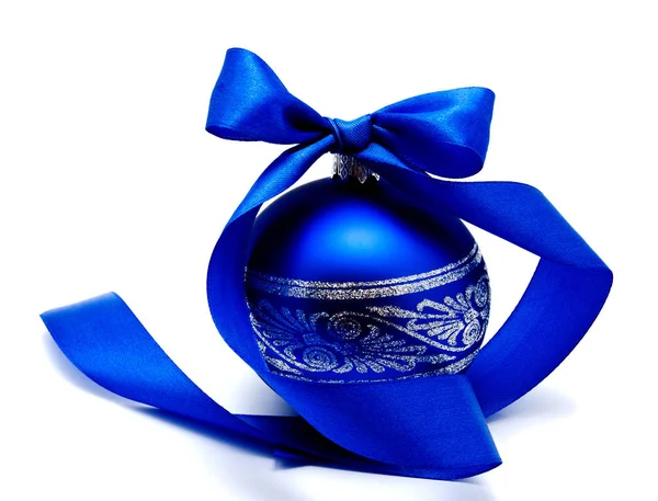 Χριστούγεννα Διακόσμηση Μπλε Μπάλα Κορδέλα Που Απομονώνονται Λευκό Φόντο — Φωτογραφία Αρχείου