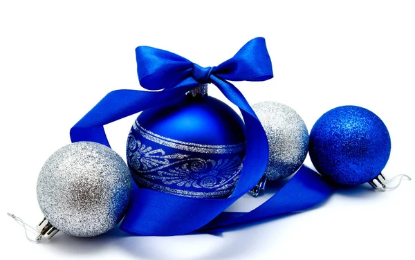Χριστούγεννα Διακόσμηση Μπλε Και Ασημί Μπάλες Κορδέλα Που Απομονώνονται Λευκό — Φωτογραφία Αρχείου