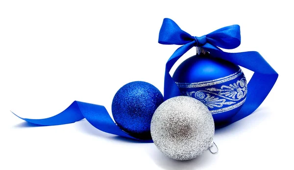 Vánoční Dekorace Modré Stříbrné Koule Mašlí Izolovaných Bílém Pozadí — Stock fotografie