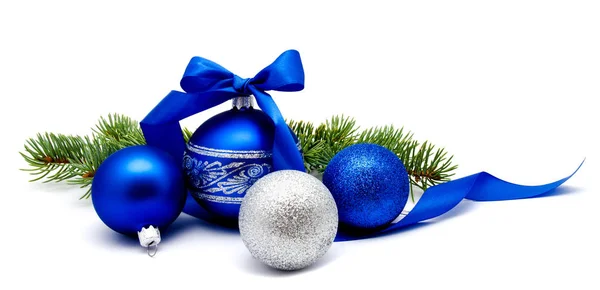 圣诞节装饰蓝色和银色球与丝带和冷杉树枝查出在白色背景 — 图库照片