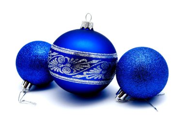Beyaz bir arka plan üzerinde izole Noel dekorasyon mavi ve gümüş toplar 