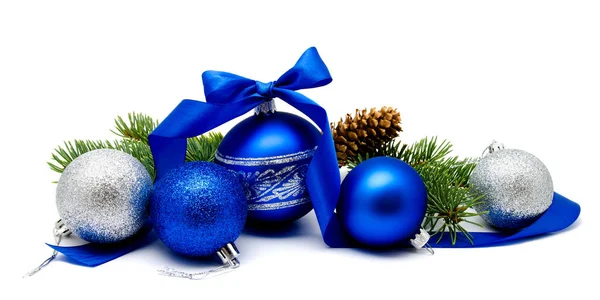 Χριστούγεννα Διακόσμηση Μπλε Και Ασημί Μπάλες Έλατα Κώνους Κορδέλα Και — Φωτογραφία Αρχείου