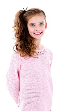 Sevimli gülümseyen küçük kız çocuk beyaz izole portresi
