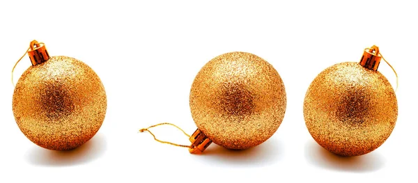 Fotoğraf Noel Dekorasyon Altın Altın Sarı Topları Beyaz Bir Arka — Stok fotoğraf