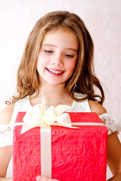 Joyeux Petite Fille Tenant Boîte Cadeau Rouge Dans Temps Noël — Photo
